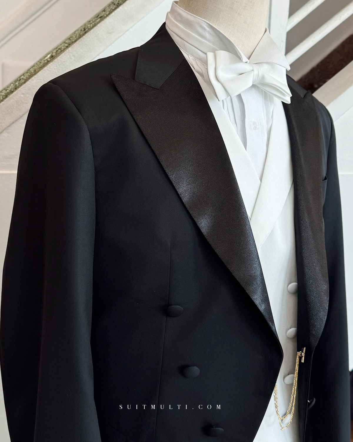 在男士正裝的世界裡,有兩件衣著永遠立於金字塔頂端:黑領結(Tuxedo)以及 White Tie「白領結」燕尾服。