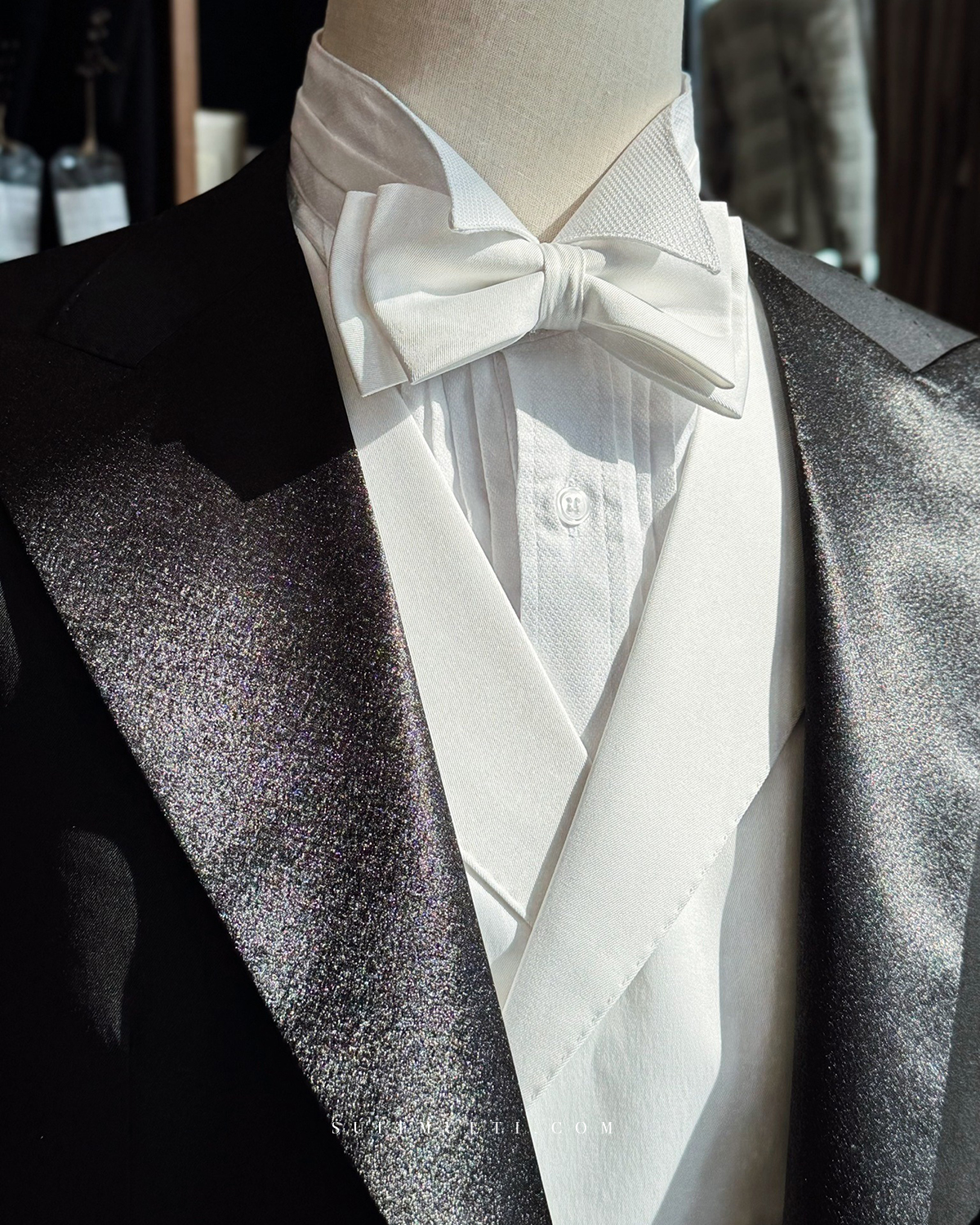 在男士正裝的世界裡,有兩件衣著永遠立於金字塔頂端:黑領結(Tuxedo)以及 White Tie「白領結」燕尾服。