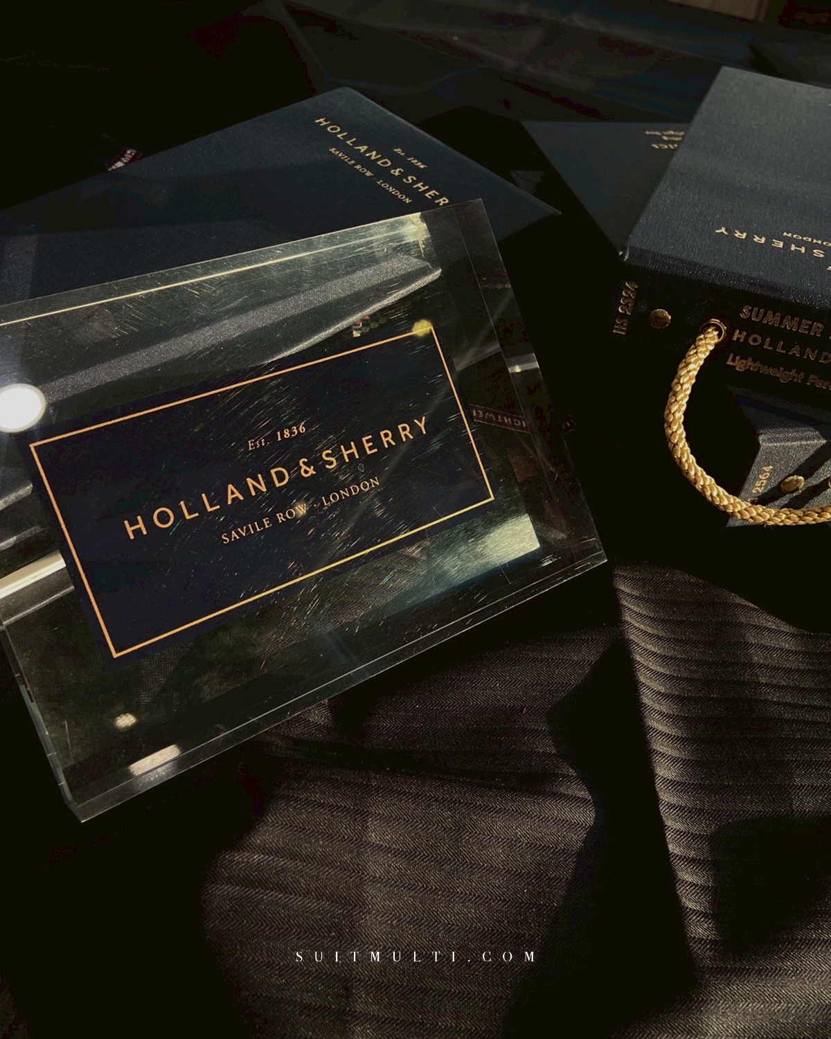 Holland & Sherry 為世界頂級訂製西服提供布料已逾一世紀。從愛丁堡到倫敦,從皇室到劇院,每一匹布料都以精準紗支與嚴謹織法書寫著「英倫的秩序」。它的手感是時間與溫度的合奏,在指尖滑過的柔順中,隱藏著纖維交錯的張力與結構,每一寸羊毛、絲絨或開司米,都經過多重梳理與檢驗,才能成為一套西裝的靈魂 —— 挺拔、細膩、且歷久彌新