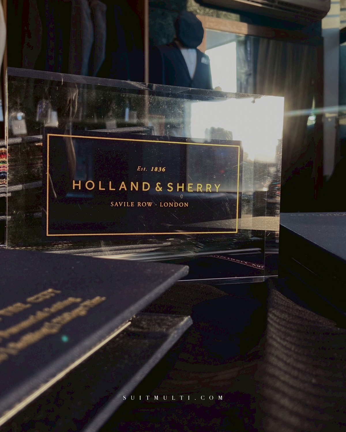 Holland & Sherry 為世界頂級訂製西服提供布料已逾一世紀。從愛丁堡到倫敦,從皇室到劇院,每一匹布料都以精準紗支與嚴謹織法書寫著「英倫的秩序」。它的手感是時間與溫度的合奏,在指尖滑過的柔順中,隱藏著纖維交錯的張力與結構,每一寸羊毛、絲絨或開司米,都經過多重梳理與檢驗,才能成為一套西裝的靈魂 —— 挺拔、細膩、且歷久彌新
