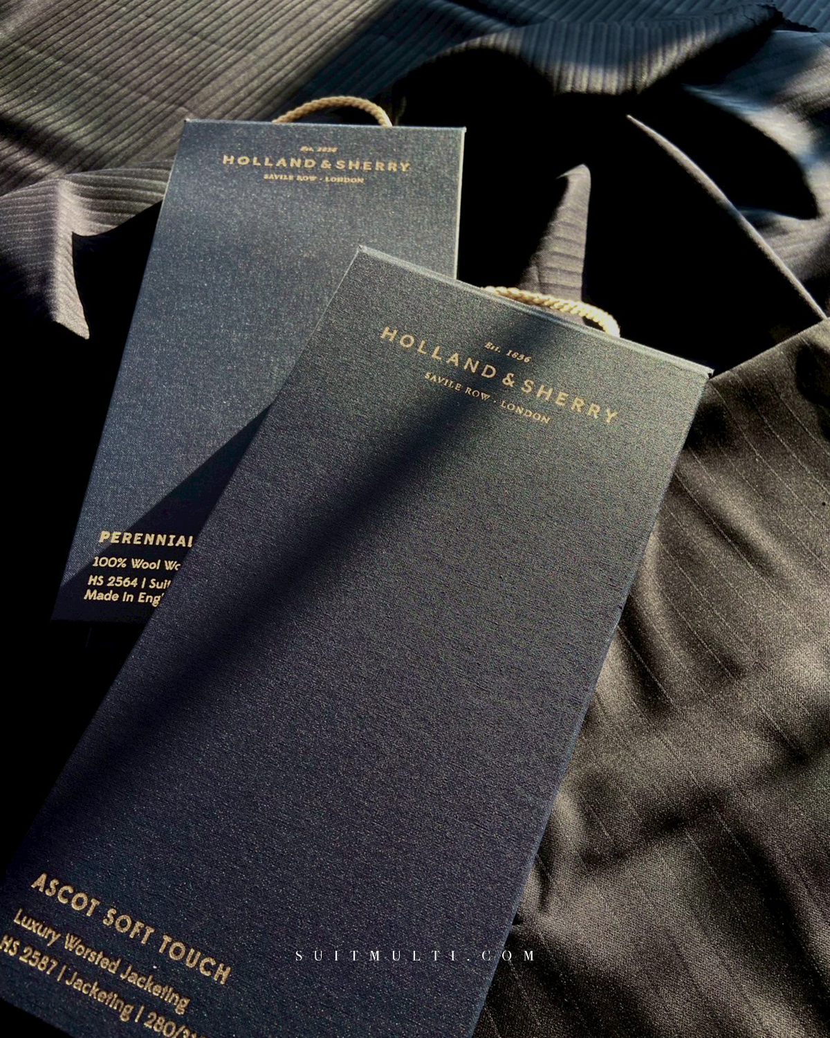 Holland & Sherry 為世界頂級訂製西服提供布料已逾一世紀。從愛丁堡到倫敦,從皇室到劇院,每一匹布料都以精準紗支與嚴謹織法書寫著「英倫的秩序」。它的手感是時間與溫度的合奏,在指尖滑過的柔順中,隱藏著纖維交錯的張力與結構,每一寸羊毛、絲絨或開司米,都經過多重梳理與檢驗,才能成為一套西裝的靈魂 —— 挺拔、細膩、且歷久彌新