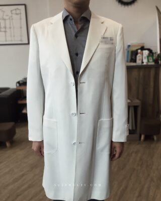 舒褆西服高雄手工訂製醫師袍，長版白袍正面全身照