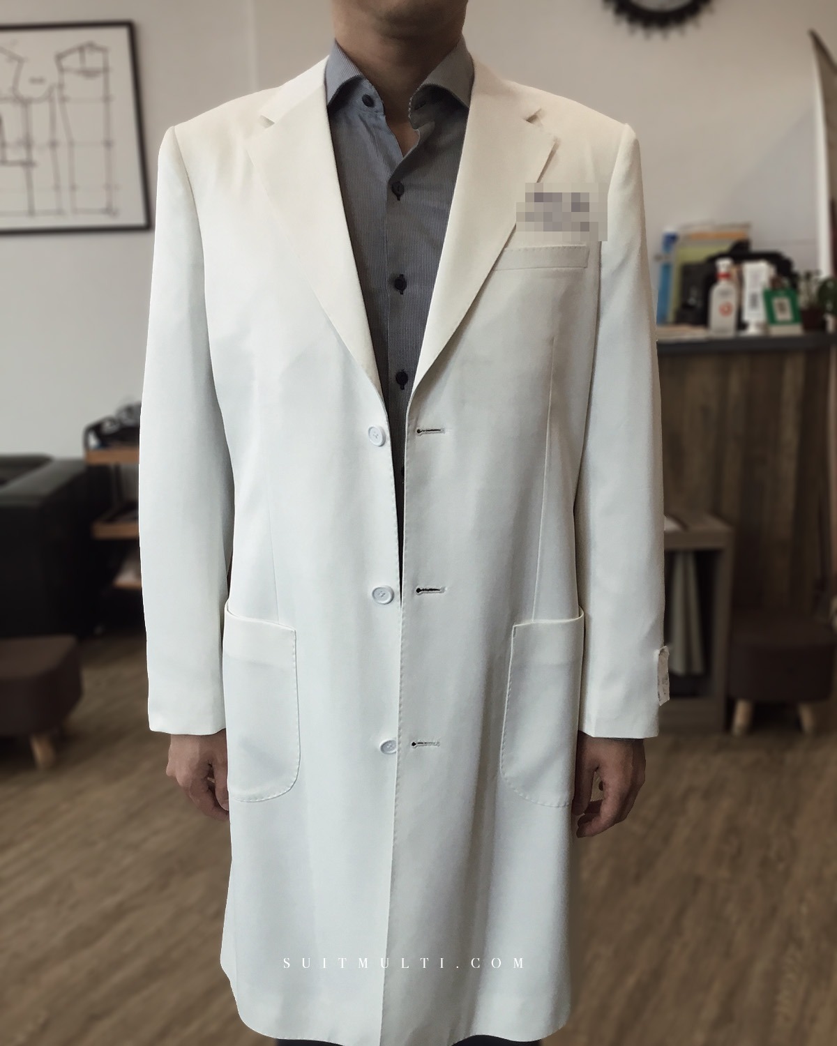 舒褆西服高雄手工訂製醫師袍，長版白袍正面全身照